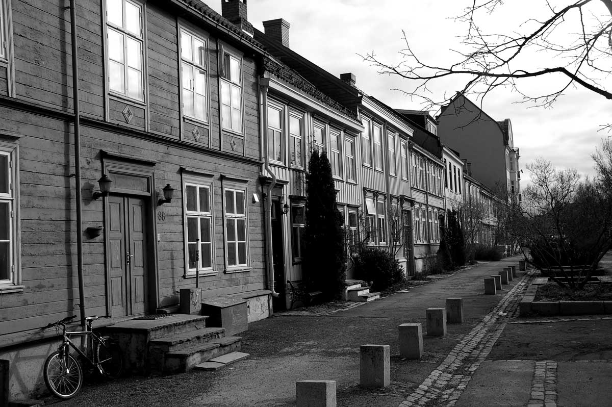 Strassenzug in bergen mit Holzhaeusern